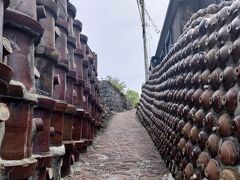 「土管坂」この土管や焼酎瓶がつまれた風景に惹かれて訪れた常滑。