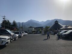 夫のお楽しみ、道の駅はくしゅう。当然白州は手に入りませんでした笑
白州産の野菜や野沢菜を購入しました。
南アルプスの天然水が汲めた。