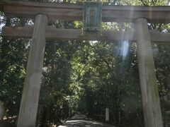 大神神社の二の鳥居。扁額の文字は「三輪明神」。