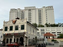 Eastern & Oriental Hotel。ここを作った人がシンガポールのラッフルズを立ち上げたという名門ホテル。
お土産を買いにやってきました。