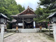 14:20 那須温泉神社に到着。
私たちは殺生石から直接来ましたが、参道から階段を使っても来られます。