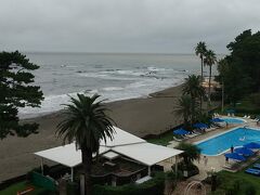 プール、、はやっぱり入れないかあ、、と最初は思いました。

ベランダのデイベッドも、お天気は悪いけどなかなかいい感じです。
