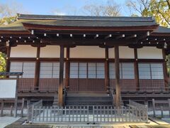 京都駅からバスで下鴨神社へ向かいます。
バスも混んでました。風も強くて昼間なのに寒かったですね。