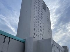 今日宿泊するのは『ホテルコンコルド浜松』です。大きくて立派なホテルです。平面駐車場が出し入れ自由で無料なのも嬉しい。