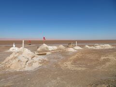 ショットエルジェリド。塩の層に覆われたジェリド湖。