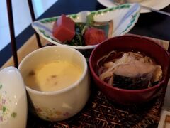 手前右が鯖そうめん、真ん中奥は赤こんにゃく。
さり気なく郷土料理が入ってるのがポイント。これは嬉しい。
