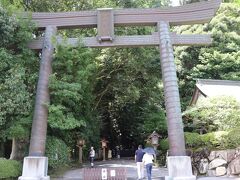 次に訪れたのは「高千穂神社」。
神話、天孫降臨の地で高千穂の観光の中心といってもよい
大変有名なスポットですよね。
ずっと参拝したいと思っていた憧れの神社です。