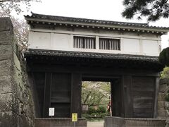 現在の門は、元和7年（1621）徳川家が建造したもので、空襲でも焼けずに残った旧藩時代の数少ない遺構。昭和32年（1957）岡口門と、それに続く土塀が国の重要文化財に指定される。

