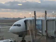 6時過ぎに羽田空港に到着するも、プレミアムチェックインですら長い行列。
ラウンジで休憩後、10分前に搭乗ゲートへ。