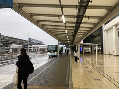 8:04伊丹空港に着陸。
8:10定刻に搭乗ゲートに到着。
外は雨。伊丹市営バスの発車まで、一階のロビーを散策。北と南にターミナルが分かれており、北は赤、南は青。