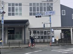 JRで奈良に行けるのがわかり、JR八尾駅前で下車。駅の北口から商店街が続いている。