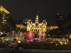 ライトアップが美しいので近づいて蓮の花の噴水をパチリ。