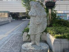 駅前にある宇都宮のシンボルの餃子像。宇都宮ゆかりの大谷石で作られています。
