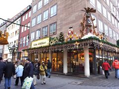 年がら年中クリスマス！のKäthe Wohlfahrtのお店もさらにクリスマス色濃いめに！なのかな？
Plobenhofstraße 4
↓こちらとは住所が違うようです。グーグルマップではこちらの写真のPlobenhofstraßeの方は出てくるのですが、Konigstrasseは出てきません。昔は2店舗あって、こっちだけ残っている感じですね。