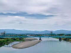 富山駅を出発し、神通川を通過中…

そういえば、今日は立山連峰がそこそこキレイに見えてますな(^^)

これから向かう能登から、映える立山連峰が撮れるかもしれない期待感…(*´艸｀*)