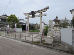 銀座商店街から少し北側に入ったところにある千代神社です。天宇受売命(あめのうずめのおみこと)は天照大神が天岩戸にお隠れになった時に岩戸の前で舞ったとされています。それで芸能の始祖神とされています。いまでも俳優、芸能関係の人々が芸の上達を祈って祈願に訪れられる神社です。