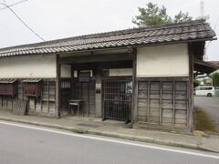 旧鈴木屋敷長屋門です。彦根城の京橋から中堀に沿って歩くとこの長屋門があります。彦根藩の中級武士の屋敷だったようです。