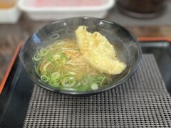 蕎麦を期待していましたが、中華麺に和風出汁の変わったソバでした。姫路のソウルフードなのかな？

かしわ天を載せていただきました。