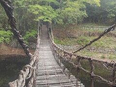 かずら橋のミニチュア

隙間が怖い。。笑