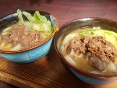 肉うどん450円。
安すぎ！
太い麺…麺なのかしら？？
つるつると食べるというより噛み噛みして食べるうどん。
お肉とキャベツが乗っていました。
味は味噌ベース？

テーブルに置いてある唐辛子、すごくいい香りがしました。香ばしいというか。
とっても美味しい唐辛子。少しの量でめっちゃ辛いです。
入れたら美味しかったので追加したら辛くなりすぎました。

この唐辛子、販売もしていたので購入しました。
嬉しいお土産です。