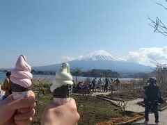 最後に富士山を見ながらソフトクリーム。

今まで春は忙しくて、桜の時期にどこかにお出かけするなんてなかったけど、
見たかった景色がいいお天気で最高の形で見られて、思いきって行って良かった～(^o^)
