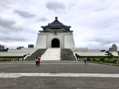 【中正紀念堂】
中華民国初代総統「蒋介石」を讃えるため、1980年に建築された巨大な建造物。

