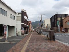 　駅から重伝建地区へ向かう通りは「麗都路（レトロ）通り」。