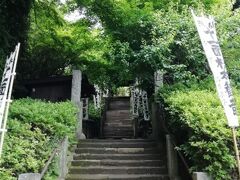 次は杉本寺。
鎌倉最古のお寺。
階段をどんどん登ります。