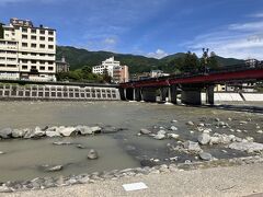 こちらに下呂温泉の噴泉池があるのですが、河川の水位が上昇しており水没していました。
通常時は足湯として利用出来ます。