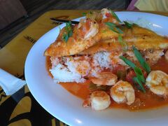 これはおいしいけどけっこうお高いお店
フィッシュアンドチップスのソースがけ
2400円　おいしかったです。