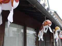 　毎年８月には「柳井金魚ちょうちん祭り」が行われます。約２５００個の金魚ちょうちんから洩れるほのかな灯りが、通りは幻想的な世界になります。