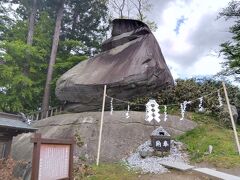 盛岡八幡宮の裏は烏帽子岩。岡山県の「ニコニコ岩」に似ている…