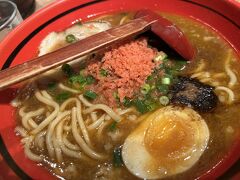 　エビ醤油、太麺です。ひさーしぶりのラーメン。１年ぶりくらい？？？
　煮卵、チャーシューが乗ってます。エビの香りに満ちてます。煮卵美味しい。スープが、お味が、えびえびしてます。体がシニアの体になり切っていて、脂っこい、しつこい物を避けたい体になっていることに、我ながら驚きました。進んでの再訪はないかな？
　ラウンジで食後のお茶にします。