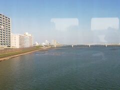 大淀川をすぎれば、宮崎駅はすぐそこです。