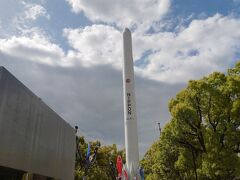 宮崎駅の東口にある宮崎科学技術館です。
入口にはロケットのオブジェが展示されています。