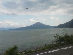 隼人駅で再び日豊本線へ。桜島ですが前日よりも雲が多めでした。