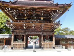 参道を歩いて行くと、西新井大師の山門に出た