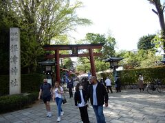 根津神社に着くと、多くの外国人観光客がいるのが目を惹いた