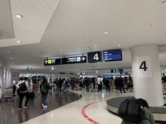 21時頃に福岡空港に到着。
ここから、地下鉄で博多駅へ向かいます。