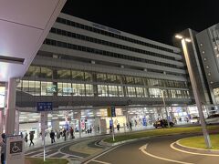 博多駅に到着。
筑紫口を出て直ぐのホテルに今夜泊まります。