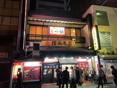 物足りないので、ホテル近くの焼き鳥の店へ。
店内は人でいっぱいでした。
