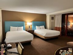 深夜2時近く・・・
今日から2泊するのは
RIO ALL-SUITE HOTEL & CASINO
2 QUEENS | MOUNTAIN VIEW | NON-SMOKIN
https://www.caesars.com/book/room-list?arrivalDate=06/12/2023&departureDate=06/15/2023&propCode=rlv&rd=GlobalBooker_HOMEPAGE_OPEN_BOOKNOW