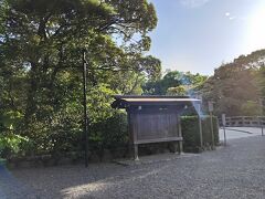 夕方、混雑を避けて外宮へ向かいます。