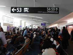 AM8:30頃 福岡国際空港に到着。

AM8:50には、今回搭乗するユナイテッド航空のカウンターでチェックインが始まりました。
※チェックイン時、コロナワクチン接種券(英語版)か陰性証明書を提示されます。

とにかく空港内に人が多かったんで、チェックイン後すぐに手荷物検査場へ。

4か月ほど前に行った韓国旅行の時もそうだったんだけど、
福岡国際空港の手荷物検査場が、とにかく長蛇の列！！！Σ(￣□￣|||)

案の定、出国ゲートエリアは、人がスゴかった…
様々な国の人達がいて、ごった返してました。

ちなみに、ショップや飲食店、両替店などはOPENしてましたよ。
(4か月前の韓国旅行の時は、ほとんどお店が閉まってたんだよねぇ…)
