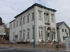 　橋を渡ると直ぐに重厚な洋風建築。周防銀行本店として明治４０年（1907年）に建築され、国の登録有形文化財に指定されています。