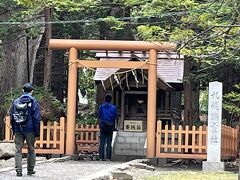 　札幌鉱霊神社
　この神社は、北海道開拓の先駆をなした鉱業に従事し、その発展に貢献してきた幾多の殉職者が奉祀されています。