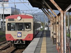 　　　　水口駅　7:02

　　　　なんかレトロちっくなのがやって来た
　　　　表示板が「赤電」マーク

　　　　後日調べてみたところ
　　　　1960年～1980年まで活躍した電車の復刻版でした
　　　　