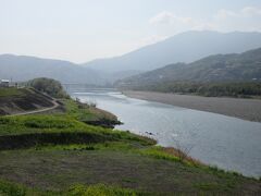 吉野川（徳島県）

源は高知県にあるけど、徳島県の「大歩危・小歩危」、「うだつの町並み」も通る、四国最大の川。利根川の「坂東太郎」、筑後川の「筑紫次郎」と並んで、「四国三郎」と呼ばれて、「日本三大暴れ川」の異名もあります。