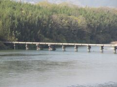 脇町潜水橋（徳島県美馬市脇町）

吉野川に架かる潜水橋の中でも代表的な橋。
これまで映画のラストシーンや、テレビ撮影などでもよく使われているようです。
