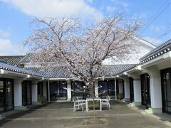 元美馬市立脇町図書館（徳島県美馬市脇町）
白壁と瓦屋根の組み合わせがとても清潔感があります。
現在は図書館は閉館して、建物内には民間のIT関連会社が入っていました。